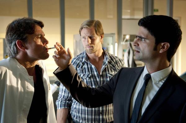 Bild 1 von 31: Nichtraucher Meisner (Robert Lohr, l.) ist seit Lisas Verschwinden total durch den Wind. Und nun macht ihn auch noch Mick (Henning Baum, M.) an, weil er glaubt, dass \