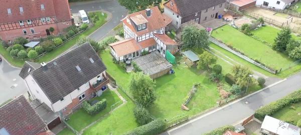 Bild 1 von 5: In diesem Garten finden die Ermittler nach dem Verschwinden eines 51-jährigen Familienvaters Blut- und Schleifspuren. Offenbar wurde der Mann schwer verletzt von seinem Mörder durch den Garten zum Auto gezogen.