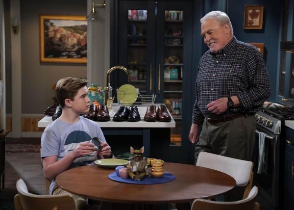 Bild 1 von 19: Teddy Burns (Matthew McCann, l.); Joe (Stacy Keach, r.)