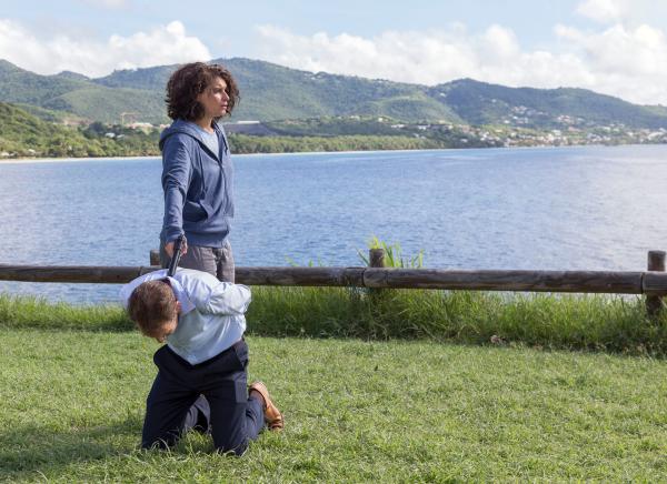 Bild 1 von 5: Julie Lavinsky (Mathilde Mery) schwört Rache. Ihre Freundin wurde von Clément Delattre (Denis Eyriey) und zwei weiteren Männern vergewaltigt. Nun kennt sie keine Gnade mehr und möchte Clément erschießen.