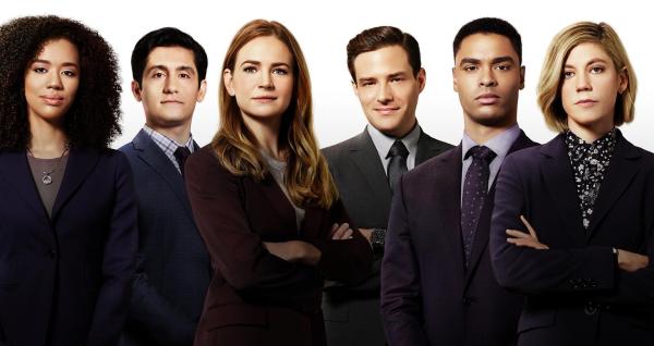 Bild 1 von 1: Im Bild (v.li.): Jasmin Savoy Brown (Allison Adams), Wesam Keesh (Jay Simmons), Britt Robertson (Sandra Bell), Ben Rappaport (Seth Oliver), Regé-Jean Page (Leonard Knox), Susannah Flood (Kate Littlejohn).