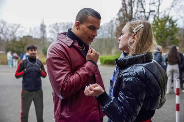 Bild 1 von 10: Ufuk (Charles Booz Jakob, l.); Mona (Lucy Gartner, r.)