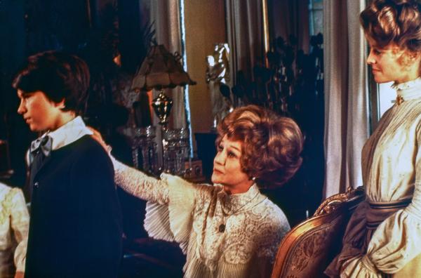 Bild 1 von 5: Mrs. Maudsley (Margaret Leighton, Mi.) begutachtet den jungen Leo (Dominic Guard, li.), der sich als Gast der Familie mit ihrer Tochter Marian (Julie Christie, re.) angefreundet hat.