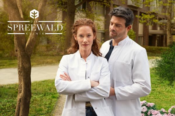 Bild 1 von 22: Dr. Lea Wolff (Sina-Valeska Jung, l.); Dr. Erik Behrens (Daniel Buder, r.)