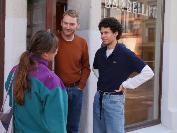 Bild 1 von 2: Klara (Darin Hagi, l.) spielt auch ihrem besten Freund Mo (Kayd Wacays, r.) und dessen Freund Jonatan (Daniel Frikstad, M.) vor, dass mit ihr alles in Ordnung sei und sie wegen eines Schadens in ihrer Wohnung für ein paar Tage in die alte WG will.