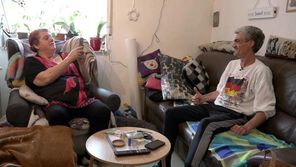 Bild 1 von 3: Carmen und Dieter widmen sich ihren Social Media-Aktivitäten