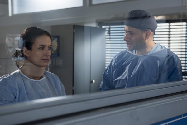 Bild 1 von 11: Dr. Leyla Sherbaz (Sanam Afrashteh, l.); Dr. Matteo Moreau (Mike Adler, r.)