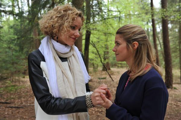Bild 1 von 10: Natascha (Melanie Wiegmann, l.); Marlene (Lucy Scherer, r.)