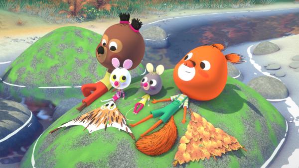 Bild 1 von 1: Luzie, Edmund, Hortensia und Polka trocknen sich und die Drachen in der Sonne.