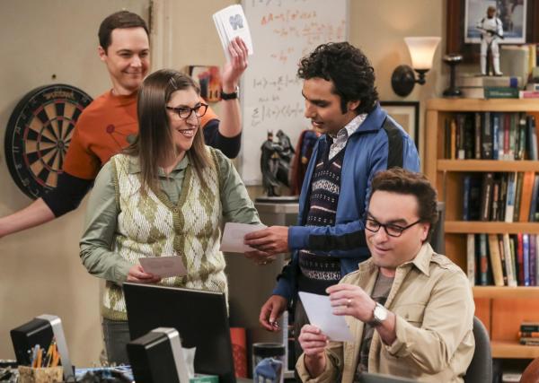 Bild 1 von 17: Noch ahnen Sheldon (Jim Parsons, l.), Amy (Mayim Bialik, 2.v.l.), Raj (Kunal Nayyar, 2.v.r.) und Leonard (Johnny Galecki, r.) nicht, dass schon bald eine böse Überraschung auf sie wartet ...
