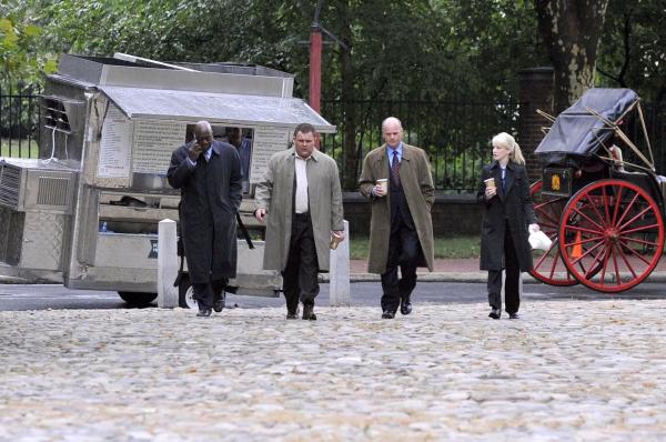 Bild 1 von 13: Ein 17 Jahre zurückliegender Fall wird neu aufgerollt (v.l.n.r.): Det. Will Jeffries (Thom Barry), Det. Nick Vera (Jeremy Ratchford), Lt. John Stillman (John Finn) und Det. Lilly Rush (Kathryn Morris)