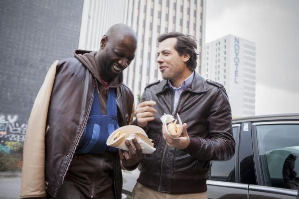 Bild 1 von 4: Ousmane Diakhité (Omar Sy, l.); François Monge (Laurent Lafitte, r.)