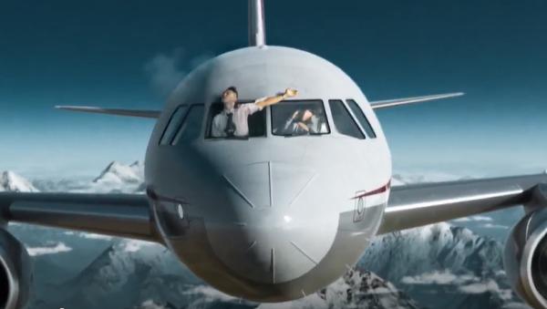 Bild 1 von 3: In 9750 Metern Reiseflughöhe und geborstenem Fenster hält nur noch der Sicherheitsgurt den Copiloten an Bord des A319.