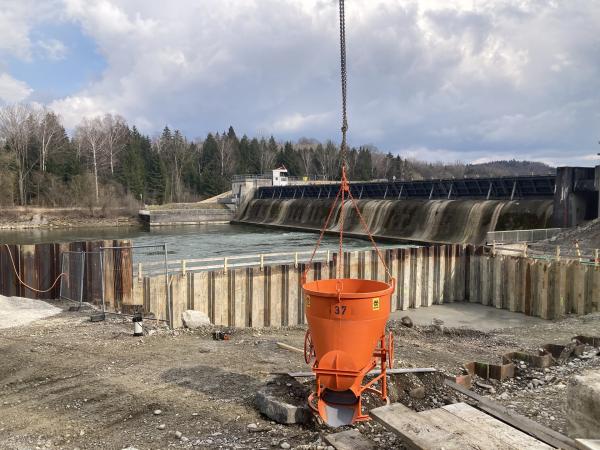 Bild 1 von 6: Kieseinbringung bzw. Sanierungsarbeiten am Lech.
