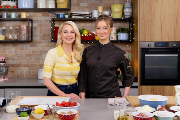 Bild 1 von 17: Im Bild: Silvia Schneider und Sophie Grohmann kochen zusammen \
