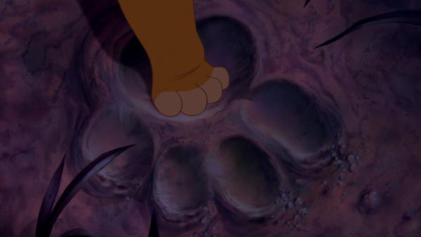 Bild 1 von 47: Simba, der Sohn des Königs der Löwen, wird von seinem Vater Mufasa sorgfältig auf seine zukünftige Regentschaft vorbereitet. Doch während der Kleine zusammen mit seiner besten Freundin Nala noch sorglos in der Savanne herumtollt, schmiedet Scar, der Bruder des Königs, einen teuflischen Plan: Er lockt Simba in einen Hinterhalt und tötet Mufasa, der seinem Sohn zu Hilfe eilen will. Da Simba sich selbst die Schuld am Tod seines Vaters gibt, läuft er verzweifelt von zu Hause fort. Schließlich begegnet er zwei seltsamen Gesellen, die sich seiner annehmen: das warmherzige Warzenschwein Pumbaa und die pfiffige Meerkatze Timon zeigen Simba den Weg des \