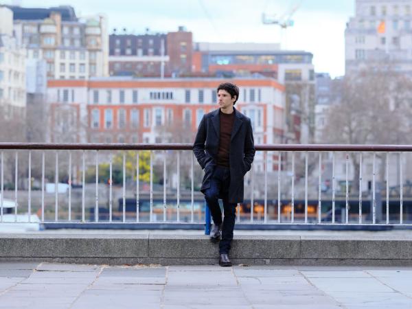 Bild 1 von 10: John Webster (Colin Morgan) erwartet Ingrid zu einem Treffen am Londoner Südufer der Themse.