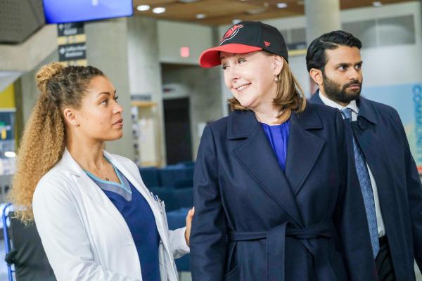 Bild 1 von 4: Im Bild (v.li.): Antonia Thomas (Dr. Claire Browne), Cynthia Stevenson (Senatorin Marian Clark), Asif Ali (Cal Lewis).
