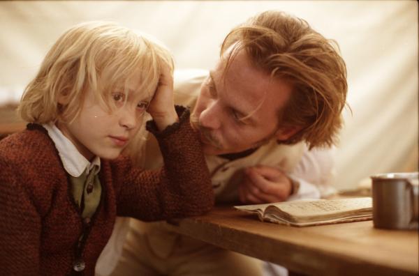 Bild 1 von 17: Afras Sohn Lorenz (Tamino Wecker) und Leutnant Josef Naus (Johannes Zirner).