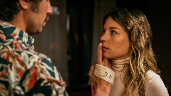 Bild 1 von 1: Wie wickelt man eine Bundespolizistin um den Finger? David Constantin als Bax, Anna Rossinelli als Annette.