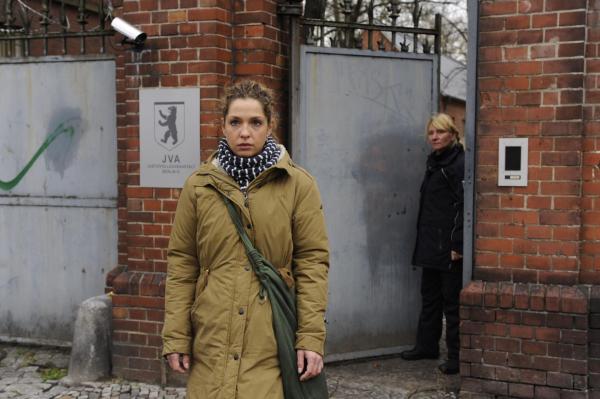 Bild 1 von 24: Wieder auf freiem Fuß: Nina (Maria Wedig, l.) ...