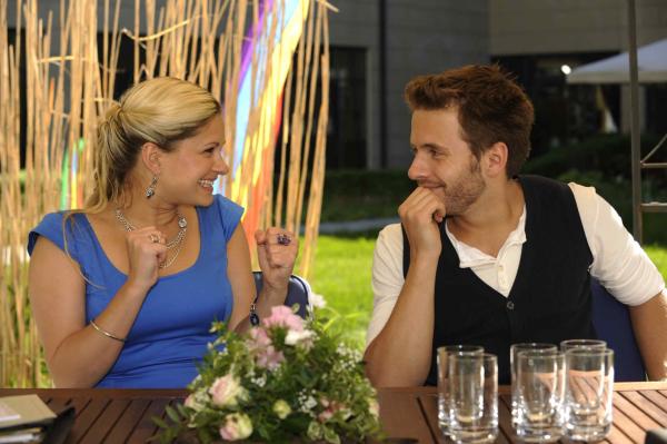 Bild 1 von 21: Mia (Josephine Schmidt, l.) und Enrique (Jacob Weigert, r.) sind überglücklich, als Erna Jojos Unschuld bestätigt. Doch was wird David dazu sagen?