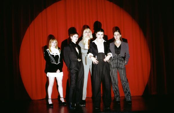 Bild 1 von 1: mit dabei: The Last Dinner Party.