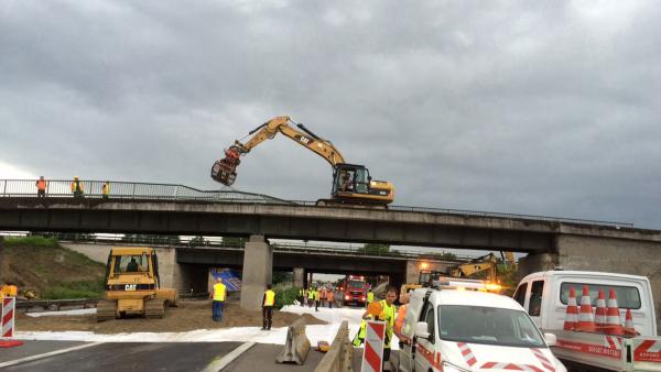 Bild 1 von 2: Ohne die gigantischen Bagger, die für die Abrissprofis täglich im Einsatz sind, wäre ein effektives Arbeiten wohl kaum möglich.