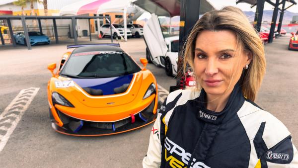 Bild 1 von 6: Doreen Thievin seht in ihrem Rennfahrerinnenoverall an ihrer eigenen Rennstrecke in Las Vegas.