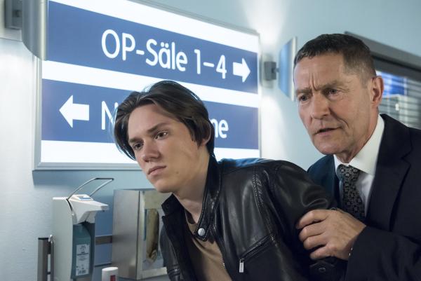 Bild 1 von 6: Finn Henke (Alvar Goetze, l.); Dr. Rolf Kaminski (Udo Schenk, r.)