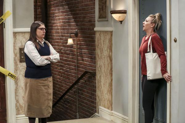 Bild 1 von 3: Amy (Mayim Bialik, l.); Penny (Kaley Cuoco, r.)