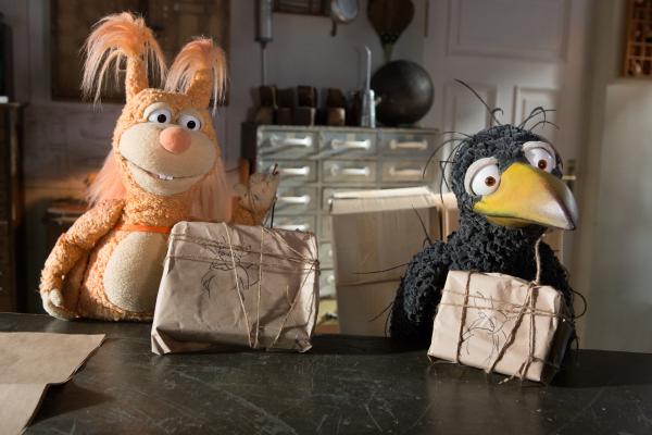 Bild 1 von 4: Ella (Anna Menzel) und Rudi (Lennart Morgenstern) lieben es, Päckchen zu bekommen. Also wollen sie sich selbst welche schicken.