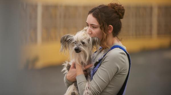 Bild 1 von 13: Vera (Emily Kusche) weiß nichts von ihrer Herkunft.