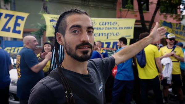 Bild 1 von 8: Stephans Gastgeber Joaquin ist begeistertet Fußballfan.