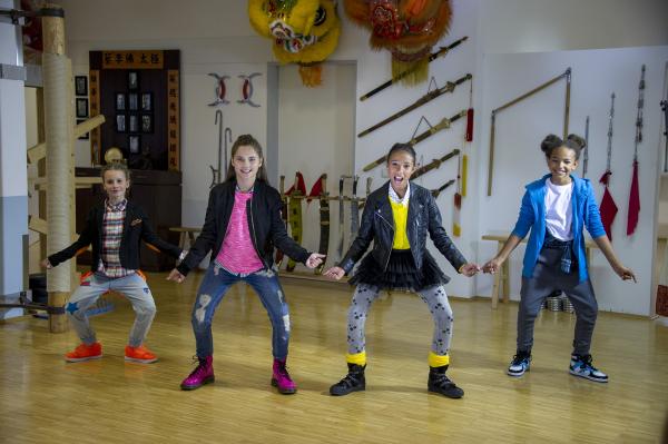 Bild 1 von 4: Die TanzAlarm-Kids performen ihren Song \