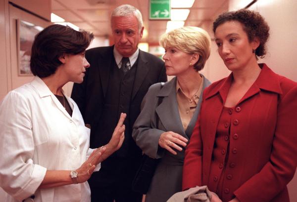 Bild 1 von 7: Im Bild: Julia Laubach, Arthur und Lena Kamper im Krankenhaus (v.li.: Olivia Silhavy, Peter Bongartz, Christiane Hörbiger, Konstanze Breitebner).