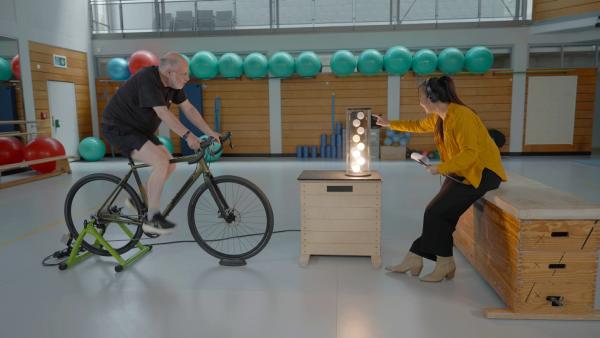 Bild 1 von 8: Harald Lesch strampelt für die Stromerzeugung. Energie wird immer gebraucht - doch was ist mit der gefürchteten Dunkelflaute?