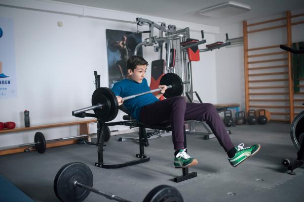 Bild 1 von 6: Kasimir (Sinan El Sayed) will sich ablenken, muss aber feststellen, dass Sport nicht die Lösung ist.