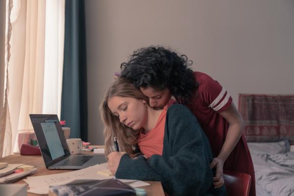 Bild 1 von 6: Während Franzi (Lena Klenke, l.) fleißig für ihre erste richtige Uniprüfung lernt, will die verkaterte Hanna (Banafshe Hourmazdi, r.) viel lieber entspannt in den Tag starten.