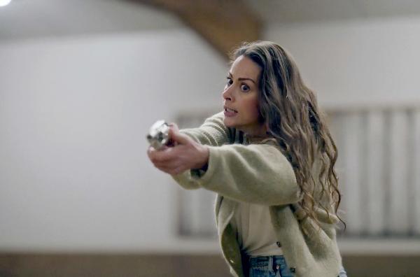 Bild 1 von 3: Freyja (Vivian Ólafsdóttir) ist gezwungen, die Waffe ihres Bruders zu zücken. Wird sie sie auch einsetzen müssen?