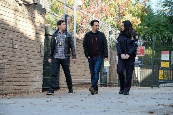 Bild 1 von 17: (v.l.n.r.) Jake Peralta (Andy Samberg); David Santiago (Lin-Manuel Miranda); Amy Santiago (Melissa Fumero)
