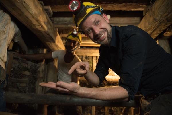 Bild 1 von 16: Der Hamburger Goldschmied Jan Spille ist ein Pionier für fair abgebaute und gehandelte Rohstoffe für Schmuck, wie Gold und Edelsteine. Regelmäßig reist er in die Minen, um die Einhaltung der Zertifizierungs-Standards zu prüfen, wie hier in einer Saphir-Mine in Sri Lanka.