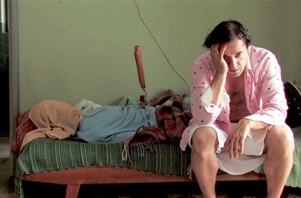 Bild 1 von 4: Achim (Jan Josef Liefers, re.) und Sven (Justus von Dohnányi, liegend) mit Heckenschere