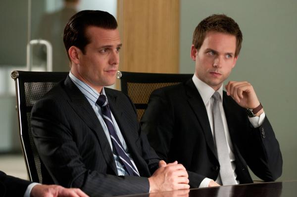 Bild 1 von 2: Im Fall um millionenschweren Insiderhandel steht viel auf dem Spiel - und ein Verdacht bringt Harvey (Gabriel Macht, l.) und Mike (Patrick J. Adams, r.) auf eine neue Spur.