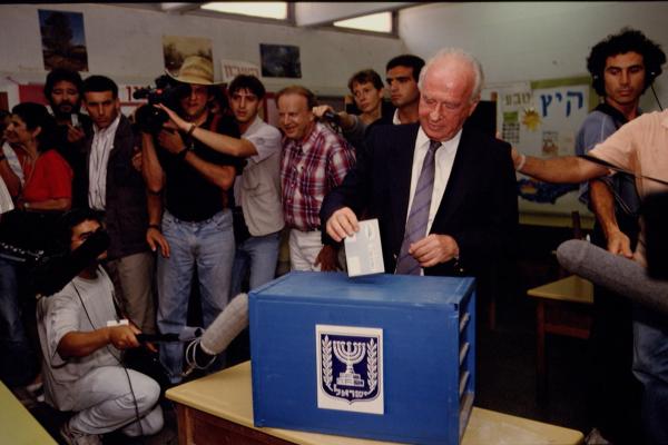Bild 1 von 4: Jitzhak Rabin gewinnt im Jahr 1992 die Wahlen und ebnet den Weg für Friedensverhandlungen mit den Palästinensern.