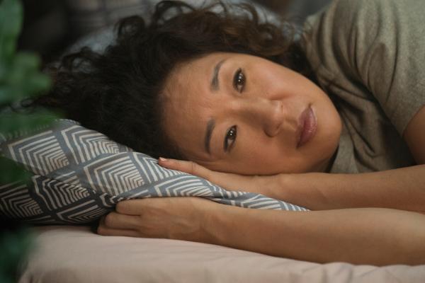 Bild 1 von 3: Eve (Sandra Oh) plagt sehr, was bei ihrem letzten verhängnisvollen Treffen in Paris passiert ist. Selbst als sie wieder zurück in London ist, kann sie nicht aufhören an das zu denken, was sie getan hat.