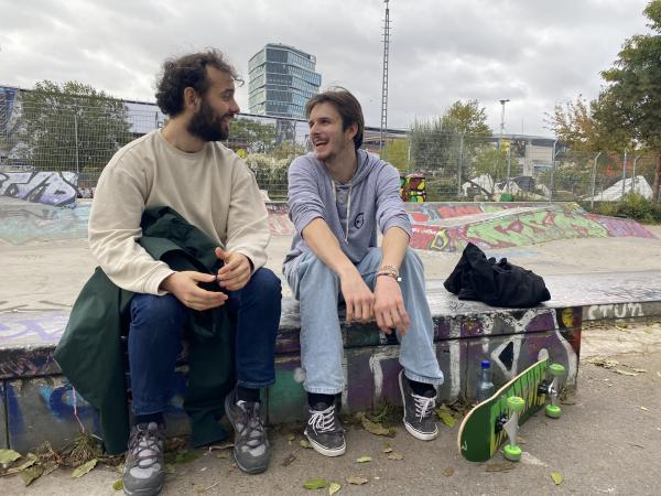 Bild 1 von 3: Manuel Stark und Luka Krause beim Interview im Skaterpark \