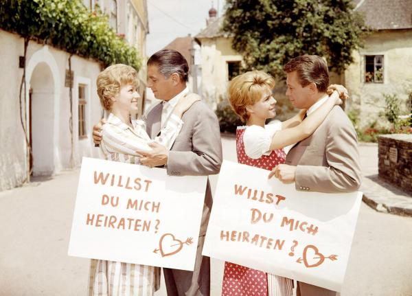Bild 1 von 1: Im Bild: Waltraut Haas (Marianne), Rudolf Prack (Hofrat Geiger), Cornelia Froboess (Mariandl), Peter Weck (Peter).