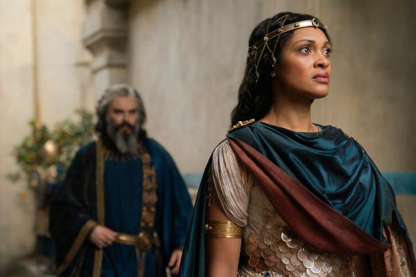 Bild 1 von 5: Kanzler Pharazôn (Trystan Gravelle) und Königin Regentin Míriel (Cynthia Addai-Robinson) beraten über Galadriels Ansinnen, den Bund zwischen Númenórern und Elben zu erneuern.