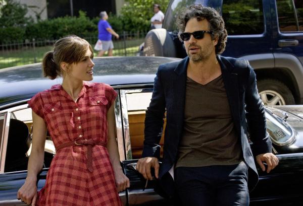 Bild 1 von 11: Nachdem sie von ihrem Freund verlassen wurde, trifft die junge Musikerin Gretta (Keira Knightley, l.) auf den strauchelnden Produzenten Dan (Mark Ruffalo, r.). Das Leben der beiden verändert sich dadurch grundlegend ...